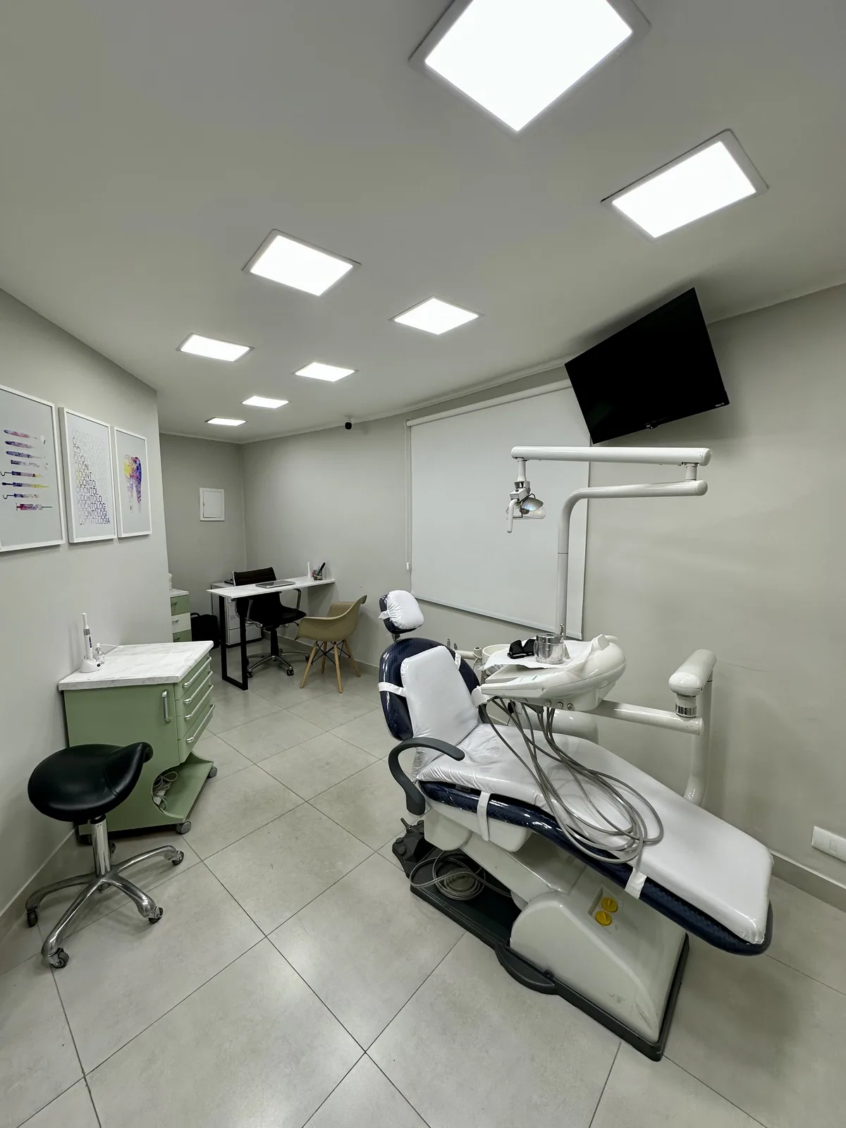 Visão frontal da sala de atendimento odontológico